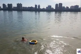 寒风逞威 难挡老人冬泳热情图片