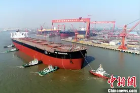 “江苏制造”新一代超大型40万吨矿砂船顺利出坞图片