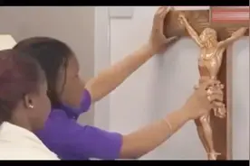 国外恶搞：耶稣突然被钉出血来，路人都被吓懵了，看完笑惨了~视频封面