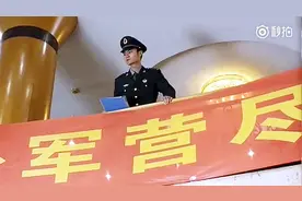 小伙拆手枪拆卸装子弹一气呵成，特种兵首长看后都很满意