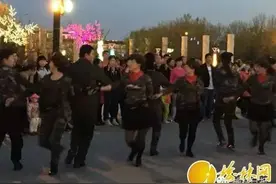 广场舞走国际范 水兵舞帅呆眼图片