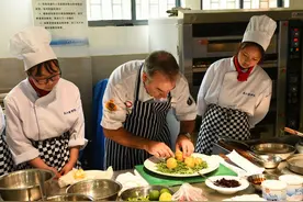 澳大利亚大厨在汉教西餐 制作香酥油封鸭沙拉图片