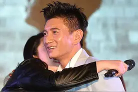 吴奇隆成都首唱《手牵手》 身边不是刘诗诗图片