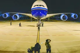 天河机场第二跑道试飞成功 空客A380连续起降8次图片