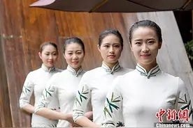 景区美女工作人员穿旗袍上岗：经过空姐礼仪培训图片