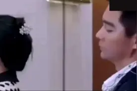 离婚多年在电梯里和前妻尴尬相遇，漂亮的妻子还对丈夫念念不忘！视频封面