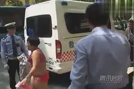 女子和男朋友生气吵架，脱了衣服睡马路图片
