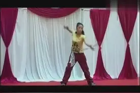 彪悍女孩玩双节棍撼动全场图片