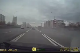 开车千万不要走神，SUV车主一头撞向油罐车图片