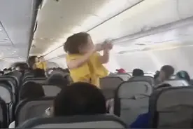 太嗨了，菲律宾飞机上空姐跳舞LADY GAGA给人做安全演示图片