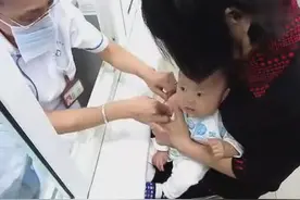 漂亮护士给宝宝打针，先笑后哭，真的好伤心！图片