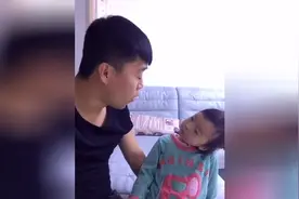 爸爸让女儿送爷爷下楼，结果爷爷摔倒了，小女孩却这样解释，笑疯图片