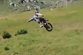 越野摩托空中飞跃加旋转，太刺激了！图片