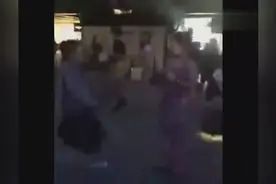 小伙子当街求婚，当喇叭一响。。。卧槽，哈哈哈哈整个世界都亮了图片