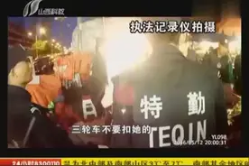 实拍女摊贩被查挥菜刀反抗 一盆辣椒油泼向城管视频封面