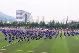 一中学几百人大跳Bigbang的bangbangbang图片