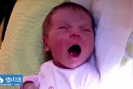 歪果仁宝宝做鬼脸  你笑死我了~图片