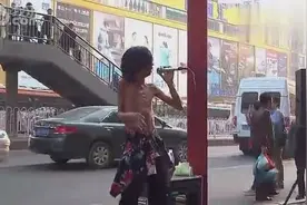 残疾流浪歌手街头卖唱 《西海情歌》图片
