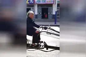 老奶奶驾驶手扶拖拉机 街头狂飙图片