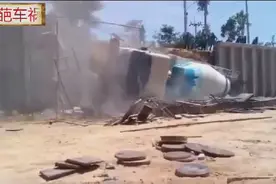 马路巨无霸水泥搅拌车，这下栽了，摔下高墙视频封面