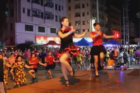 傻妞带一帮舞疯，看了你也想学《 DJ映山红 》热闹的不得了图片