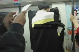 校服情侣上地铁拥吻到下车 乘客不知看哪好视频封面