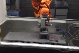 打磨手机壳的机器人竟然这么干活！图片