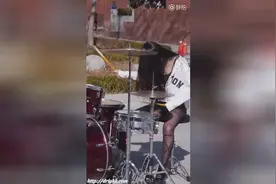 美女鼓手，帅，真帅[心]图片