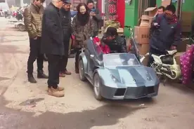 河南有爱父亲为儿子打造敞篷跑车，这个大小真适合小孩！图片