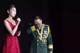 「年度照片故事」这位获得“八一勋章”的铁血缉毒英雄，为什么当众泪流满面？图片
