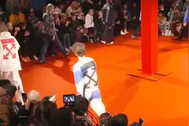 Off-White2018秋冬 男装时尚走秀名为 "Business Casual写意商业"视频封面