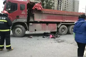 惨痛！杭州爷爷骑电动车接孙女放学，双双被工程车撞倒身亡……现场哭声令人心碎图片