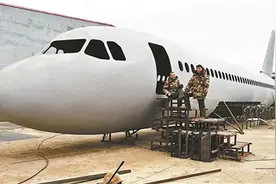 男子80万手工造“空客A320”模型与真机比例为1：1图片