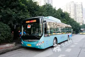 重庆一级踏步公交亮相148路 载客量更大配USB接口可为手机充电图片