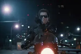 《终结者》：阿诺·施瓦辛格T-800皮衣皮裤摩托，上演追逐大戏！视频封面