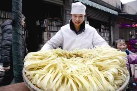 记者实拍豆皮制作过程：吃的是香味 更是年味图片