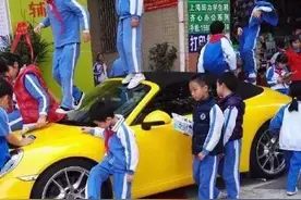 熊孩子踩踏保时捷911视频：看完惊呆了 还是买奥拓吧图片