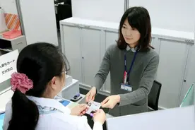 日本政府正式开始向居民发放身份证图片