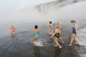 摄影师拍俄罗斯冬泳俱乐部 零下30℃河中游泳图片