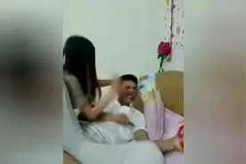 男友趁媳妇不注意把她的头发剪了，结果惨了视频封面