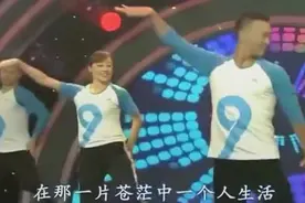 凤凰传奇歌曲《自由飞翔》，让一群广场舞爱好者改编成广场舞
