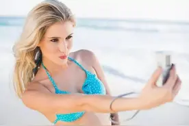 夏日清爽海边游，不可缺少的彩妆必备图片