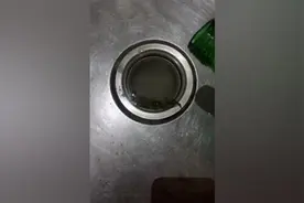 家里水管堵了怎么办？教你如何用家里有限的材料疏通水管！视频封面