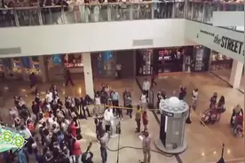 国外恶搞：瞬间移动的超能力，路人不敢相信自己眼睛！都惊呆了！视频封面