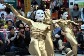 京剧杂技团日本街头献艺，喷火、花式铁环吸引游客图片