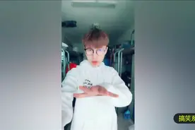 这个小伙子玩手机厉害了，这种感觉好强烈，你们看看！视频封面