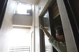 邻居私改空调外机位成阳台 正对她家卧室图片