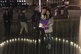 长春文化广场小伙放投影仪浪漫求婚 女子感动泪流满面图片
