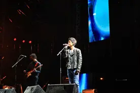 陈楚生冒雨献唱音乐节 劲歌热曲嗨翻全场图片