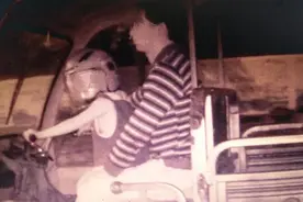 为6岁儿子练胆 父亲竟让他驾驶三轮车上路图片